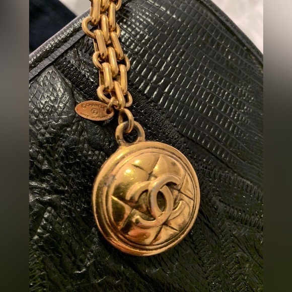 CHANEL VINTAGE CC MEDALLION GOLD CHAIN BAG CHARM / KEYCHAIN - Picture 2 of 7